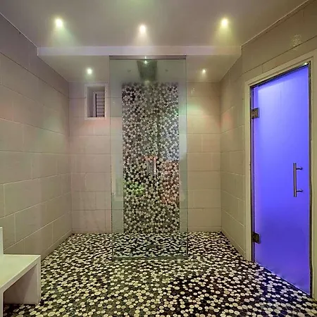 מלון L'hotel 3*